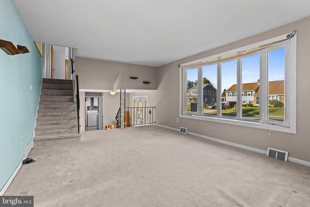 18 COBBLESTONE LN, Aston, PA 19014