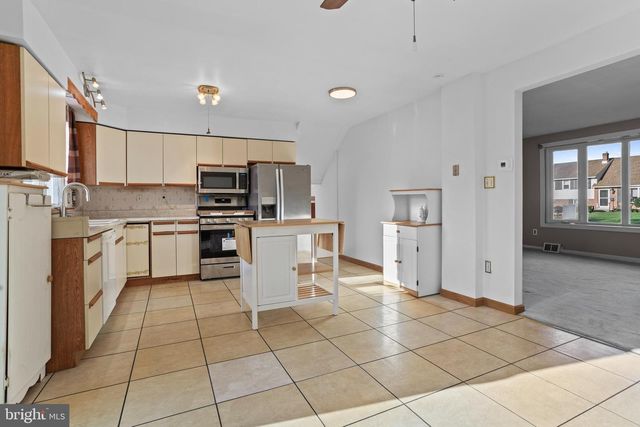 18 COBBLESTONE LN, Aston, PA 19014