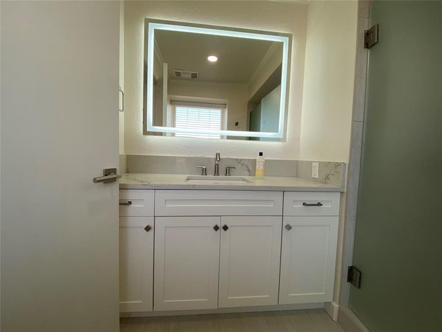 1114 Sherwood Lane C-1, Nichols Hills, OK 73116