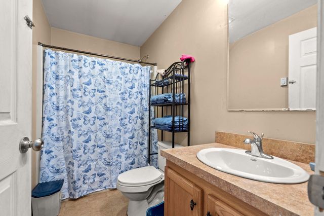 25 Beacon St, Amesbury, MA 01913