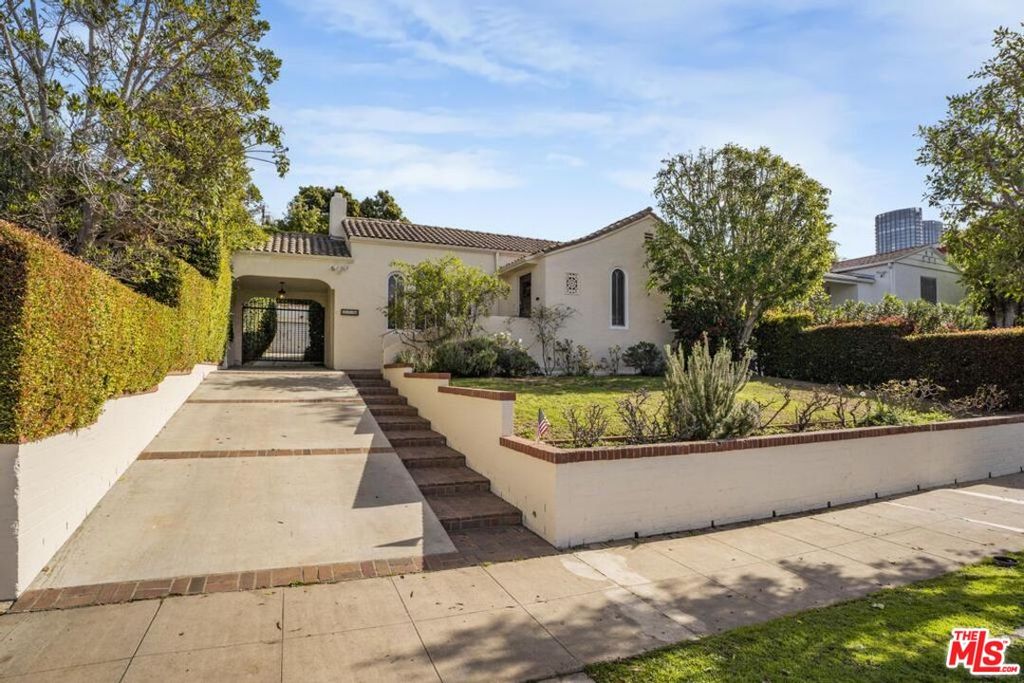 Image 1 of property listing at 1714 Warnall Ave, Los Angeles, CA 90024