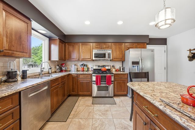 260 Hillhurst Drive, Cary, IL 60013