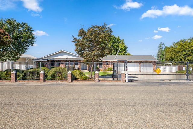 10680 Cleveland Ave, Oakdale, CA 95361