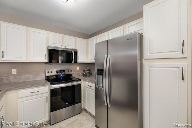 30200 Chesapeake Circle, Walled Lake, MI 48390
