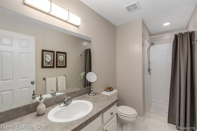 30200 Chesapeake Circle, Walled Lake, MI 48390