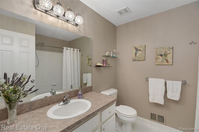 30200 Chesapeake Circle, Walled Lake, MI 48390