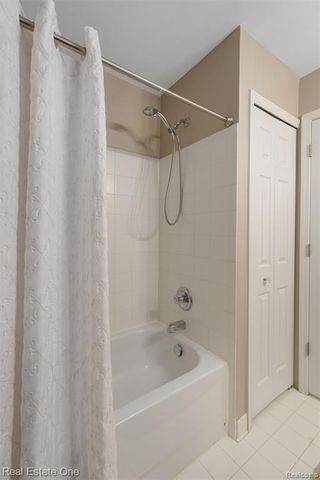 30200 Chesapeake Circle, Walled Lake, MI 48390