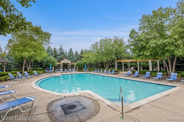 30200 Chesapeake Circle, Walled Lake, MI 48390