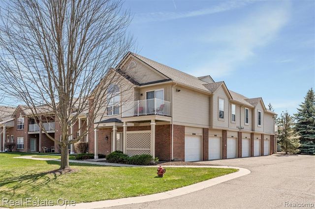 30200 Chesapeake Circle, Walled Lake, MI 48390