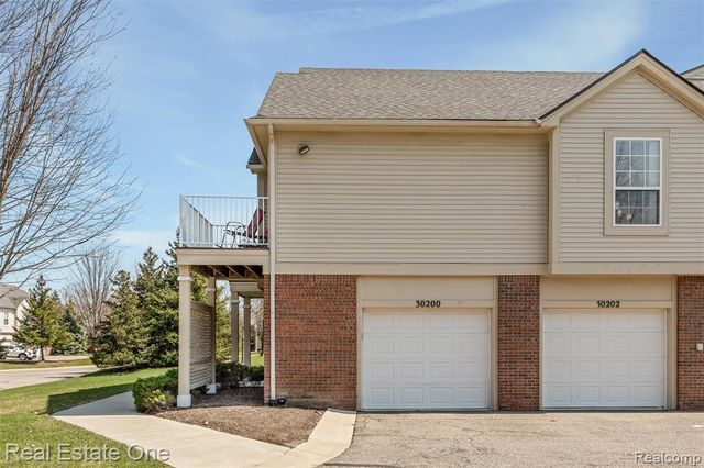 30200 Chesapeake Circle, Walled Lake, MI 48390