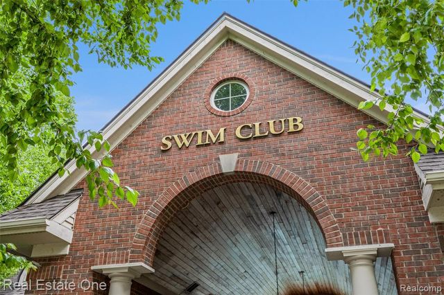 30200 Chesapeake Circle, Walled Lake, MI 48390