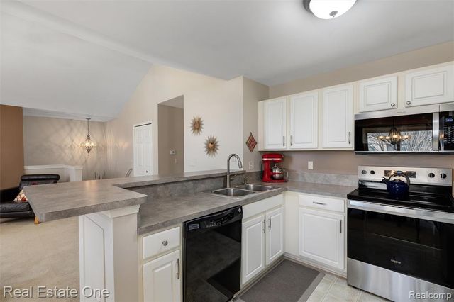 30200 Chesapeake Circle, Walled Lake, MI 48390