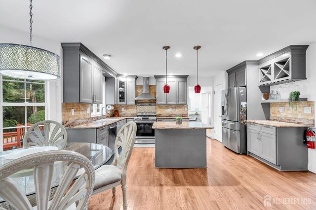 54 WINDING BROOK Drive, Old Bridge, NJ 07747