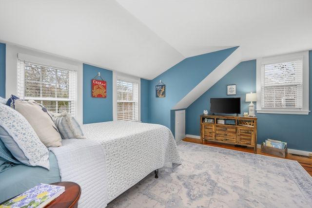 442 Pine St, Barnstable, MA 02632