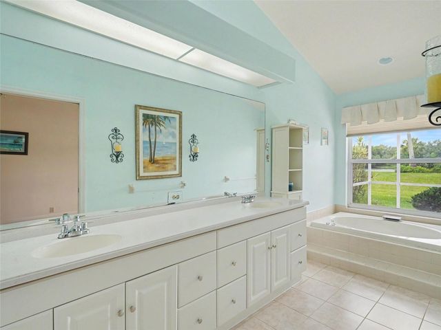 6643 OAKBROOKE CIRCLE, Bradenton, FL 34202