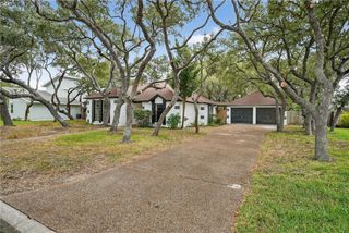 107 Cherry Hills Dr, Rockport, TX 78382