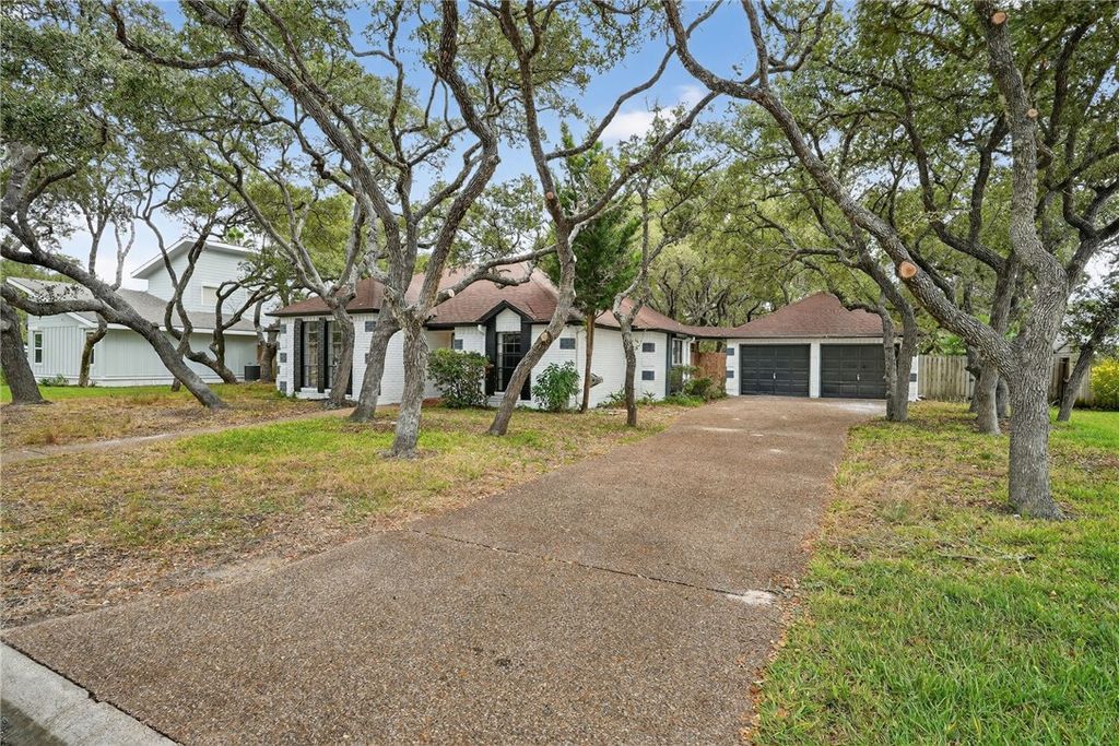 107 Cherry Hills Dr, Rockport, TX 78382
