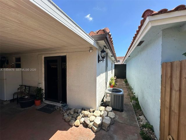 11537 SW 6th St, Sweetwater, FL 33174