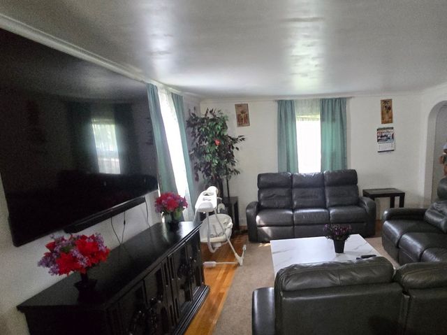 203 Burncoat St, Worcester, MA 01606