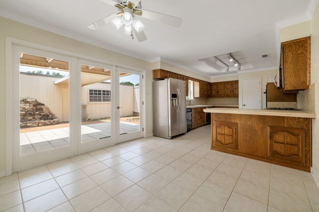 3020 Stonehenge Lane, Carrollton, TX 75006