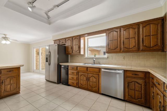 3020 Stonehenge Lane, Carrollton, TX 75006
