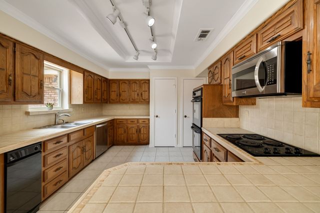 3020 Stonehenge Lane, Carrollton, TX 75006