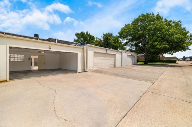 3020 Stonehenge Lane, Carrollton, TX 75006