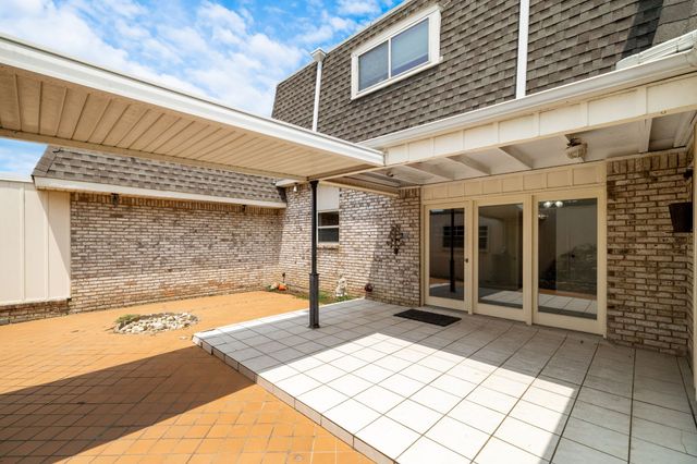 3020 Stonehenge Lane, Carrollton, TX 75006