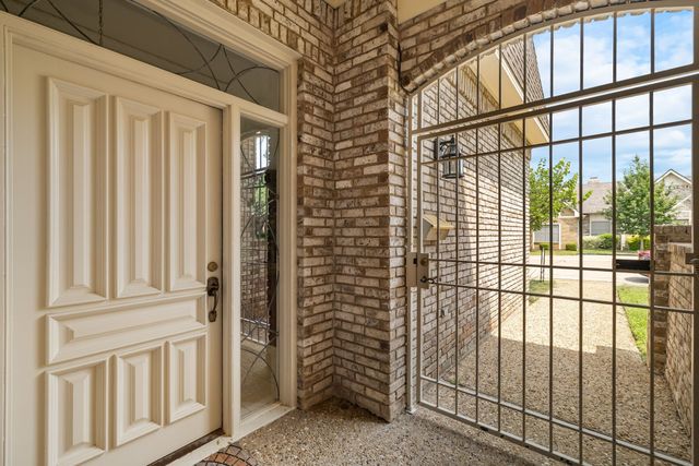 3020 Stonehenge Lane, Carrollton, TX 75006