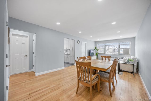 324 Post Avenue 8F, Westbury, NY 11590