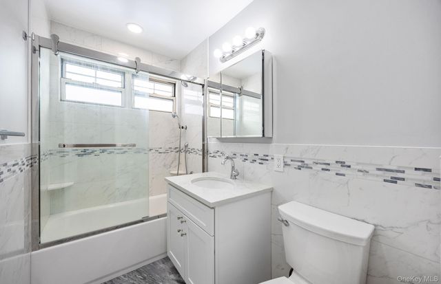 324 Post Avenue 8F, Westbury, NY 11590