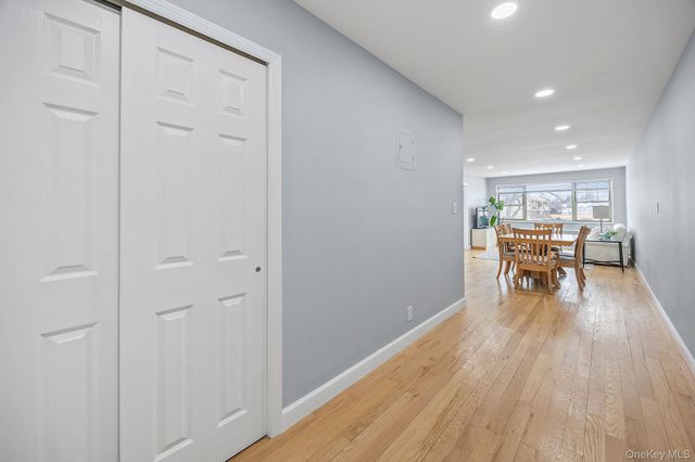 324 Post Avenue 8F, Westbury, NY 11590