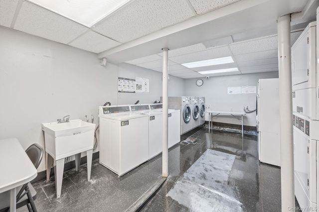 324 Post Avenue 8F, Westbury, NY 11590