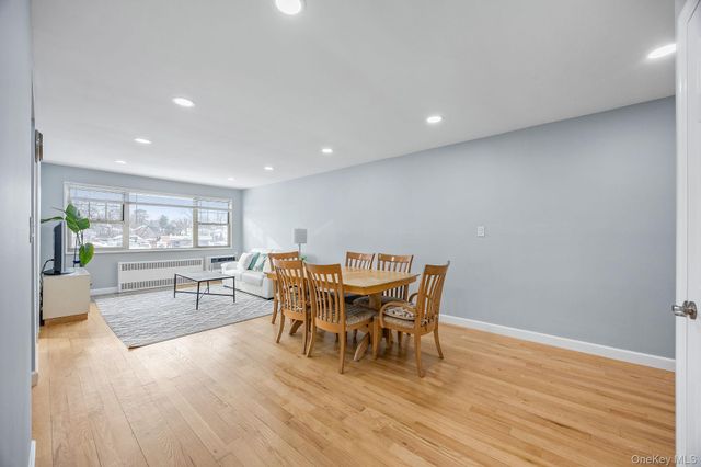 324 Post Avenue 8F, Westbury, NY 11590