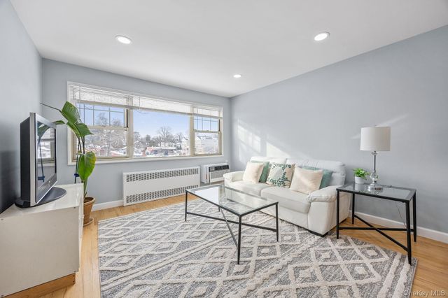 324 Post Avenue 8F, Westbury, NY 11590