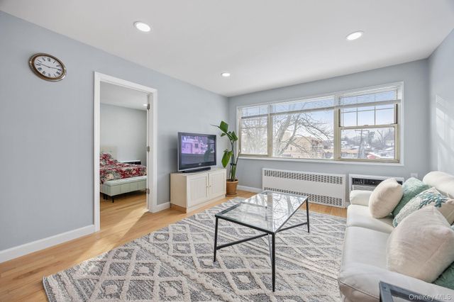 324 Post Avenue 8F, Westbury, NY 11590