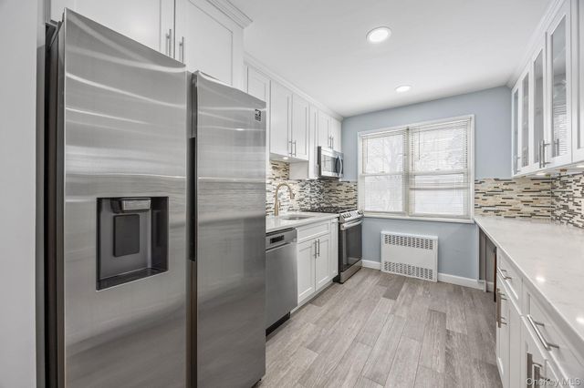 324 Post Avenue 8F, Westbury, NY 11590