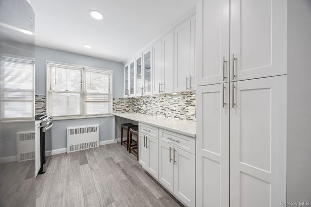 324 Post Avenue 8F, Westbury, NY 11590