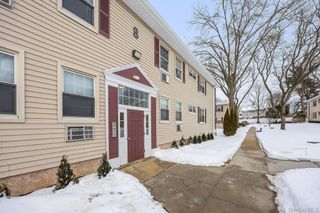 324 Post Avenue 8F, Westbury, NY 11590