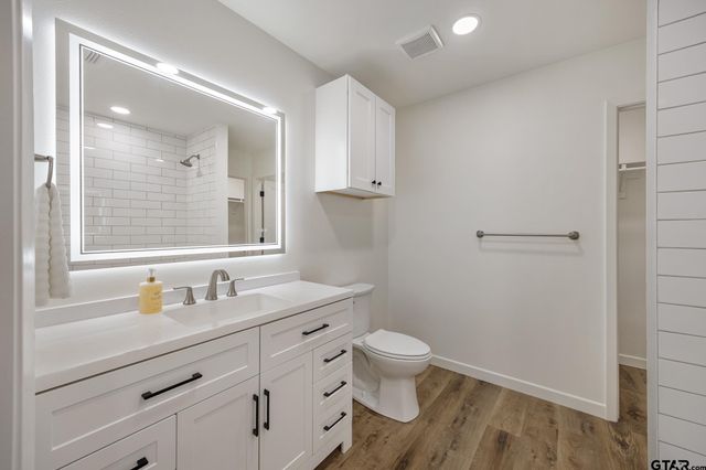 2000 W Oakwood St, Tyler, TX 75702