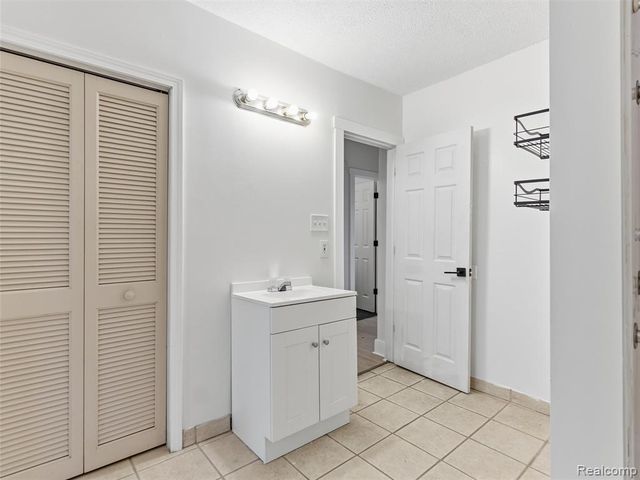 335 E Elza Avenue, Hazel Park, MI 48030