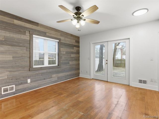 335 E Elza Avenue, Hazel Park, MI 48030