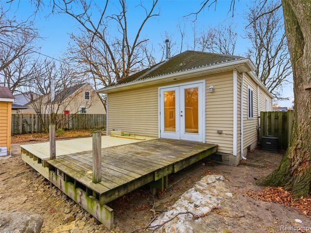 335 E Elza Avenue, Hazel Park, MI 48030