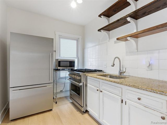 335 E Elza Avenue, Hazel Park, MI 48030