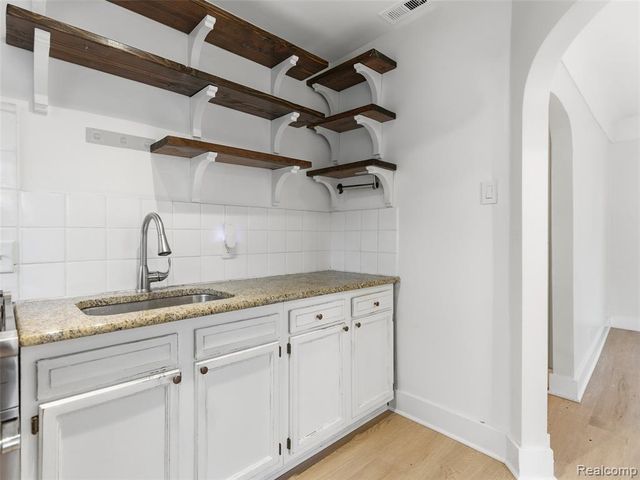 335 E Elza Avenue, Hazel Park, MI 48030