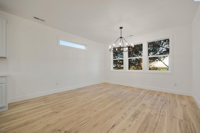 29183 Mammoth Dr, Kennewick, WA 99338