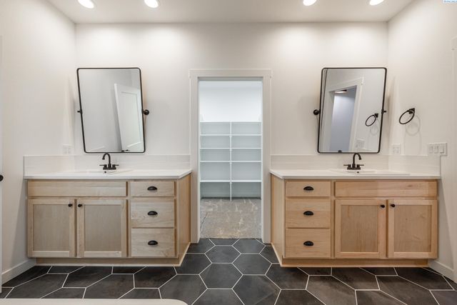 29183 Mammoth Dr, Kennewick, WA 99338