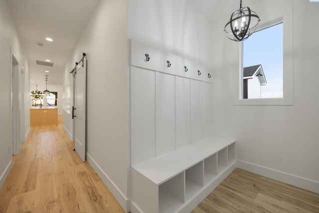 29183 Mammoth Dr, Kennewick, WA 99338