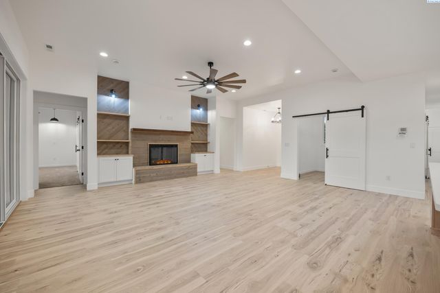 29183 Mammoth Dr, Kennewick, WA 99338