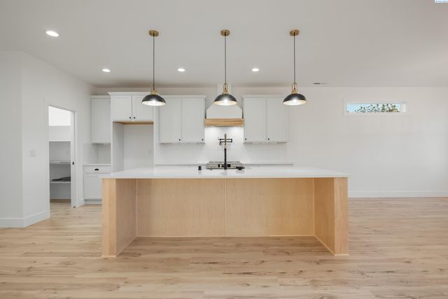 29183 Mammoth Dr, Kennewick, WA 99338